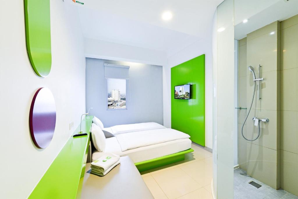 Koupelna v ubytování POP! Hotel Kelapa Gading