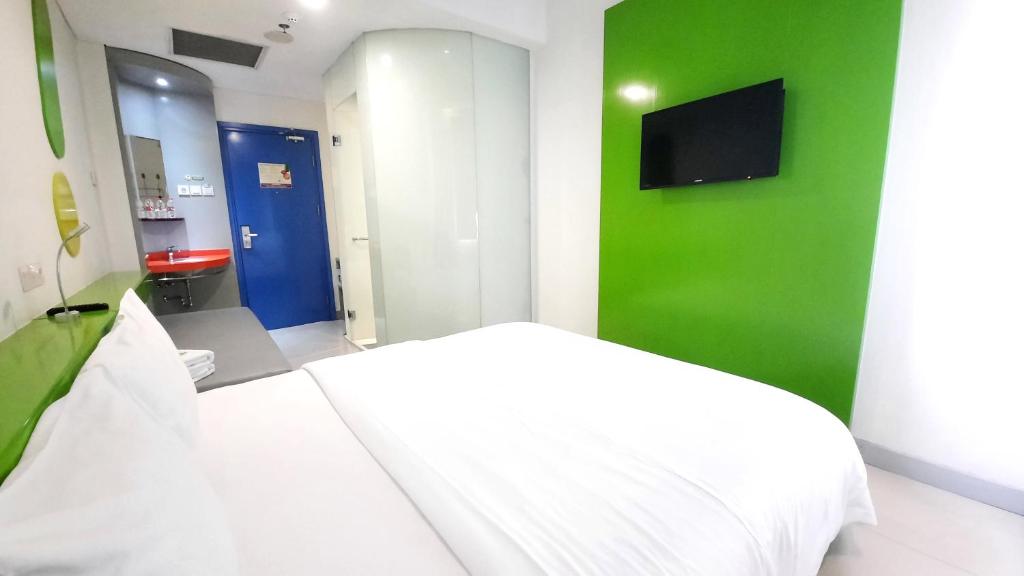 TV a/nebo společenská místnost v ubytování POP! Hotel Kelapa Gading