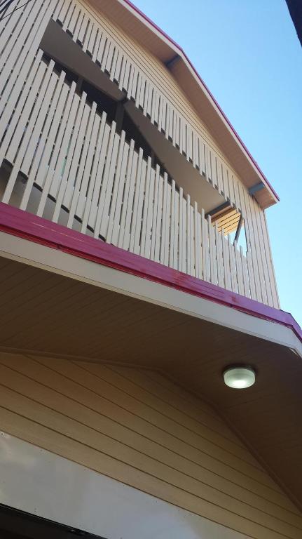 ein Balkon an der Seite eines Hauses in der Unterkunft Seksiri in Udon Thani