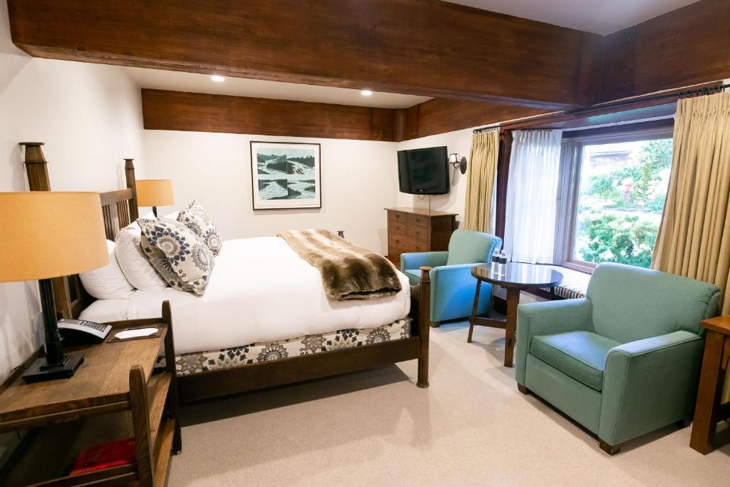1 dormitorio con 1 cama, escritorio y sillas en Deluxe King Room Hotel Room en Park City