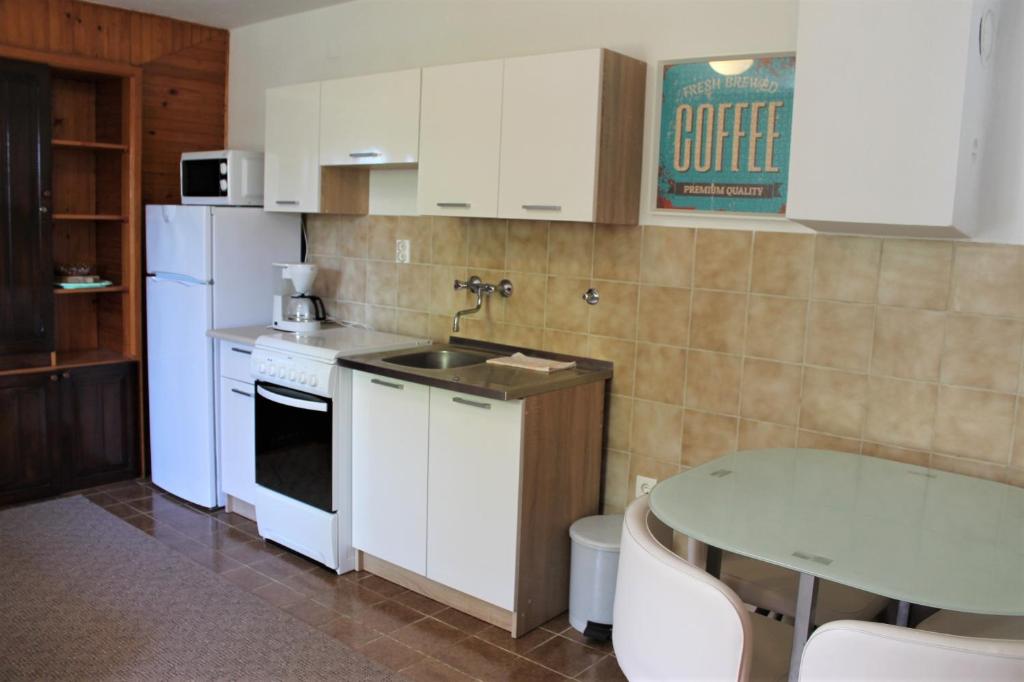 Kuchyňa alebo kuchynka v ubytovaní Apartments with a parking space Senj - 7475