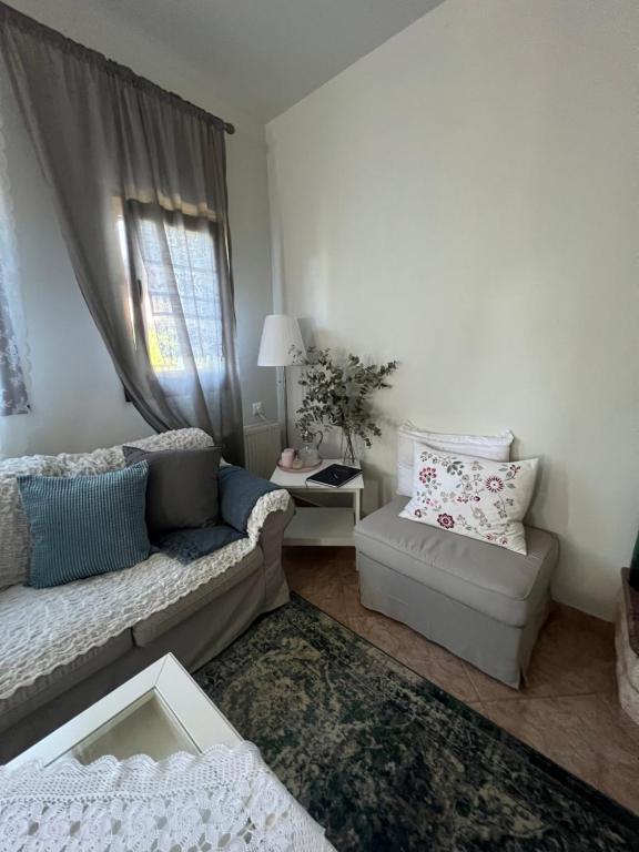 sala de estar con sofá y mesa en aellia home, en Tsagkarada