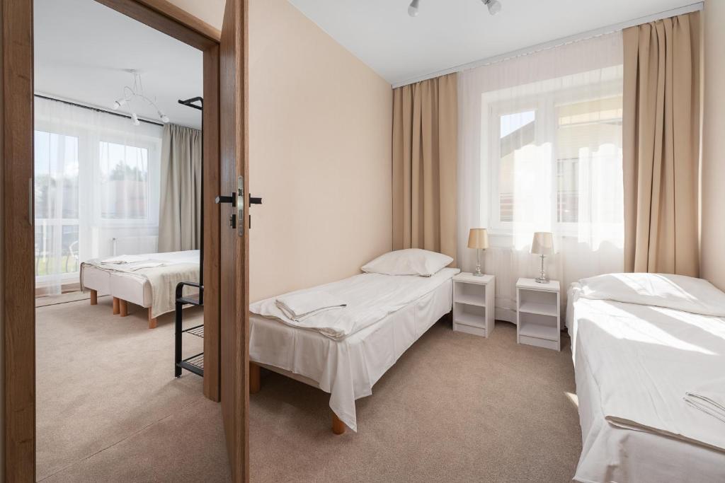 Wojciech-pokoje PREMIUM-śniadania bufet-2 sale zabaw-możliwość wyżywienia - Family Room