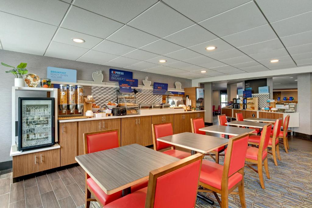 What Time Does Holiday Inn Express Serve Breakfast: Quick Guide!