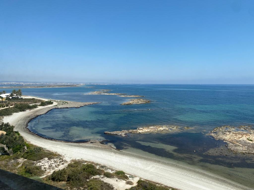 una vista aérea de la playa y del océano en VENEZIOLA PARADISE, spa & gym, en La Manga del Mar Menor