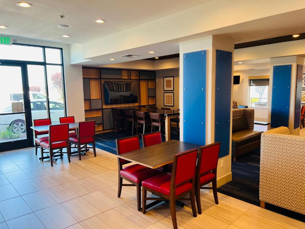 Holiday Inn Express & Suites Salinas by IHG photo
