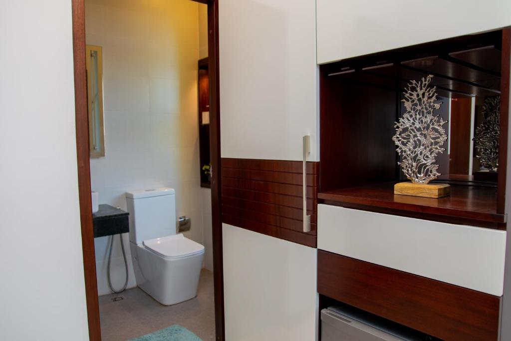 a bathroom with a toilet in a room at ARON'S Lavinia TOPAZ in Mount Lavinia