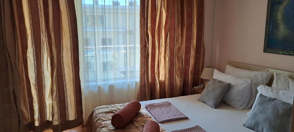 une chambre avec un lit avec des oreillers et une fenêtre dans l'établissement Private Apartment in Saint Elena, à Saints Constantine et Helena