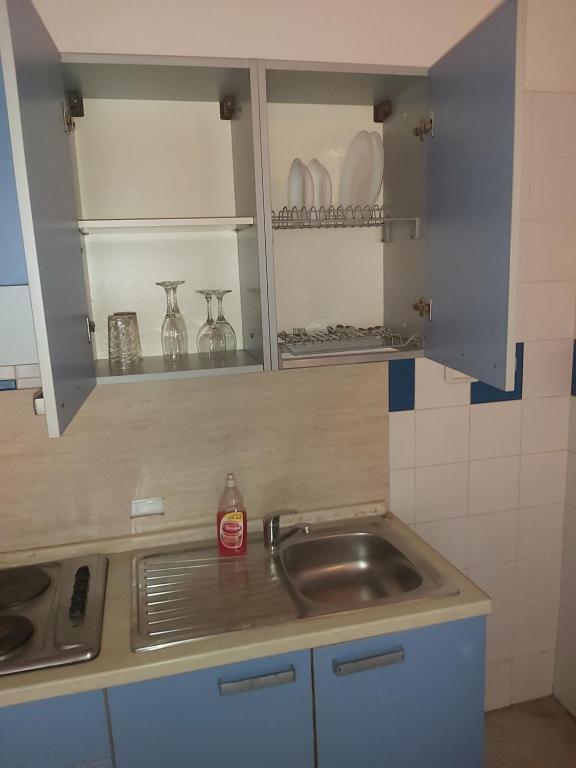 Η κουζίνα ή μικρή κουζίνα στο Casa Azul 2 Rua da Morna up from Mercado Municipal 4111