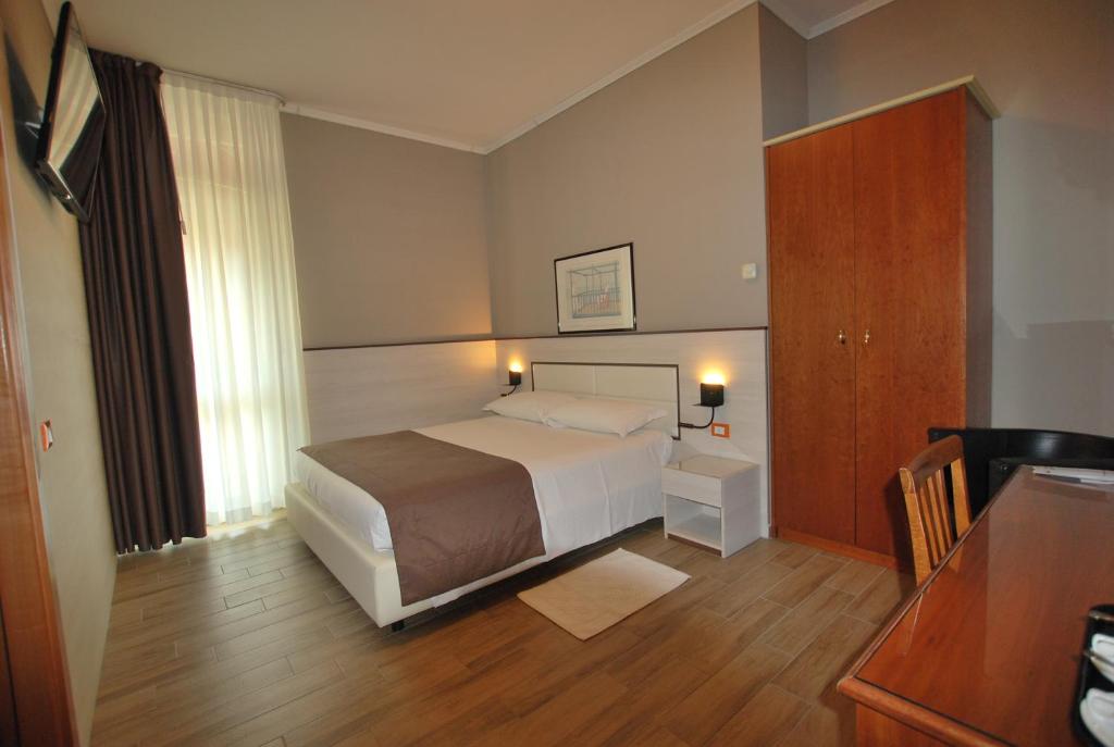Habitación de hotel con cama y vestidor en Hotel Lenotel, en Leno