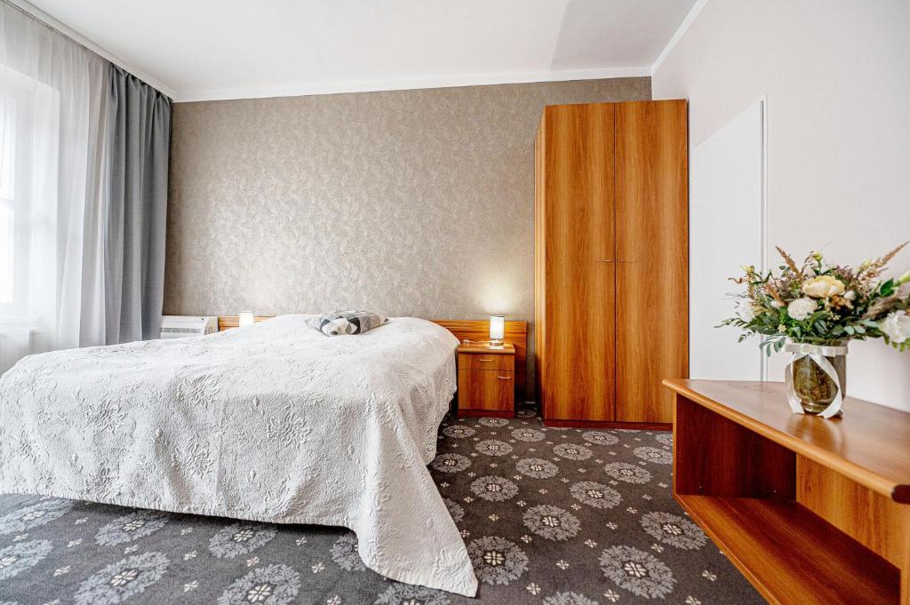 City Hotel - Tweepersoonskamer Of Kamer Met Aparte Bedden Met Douche