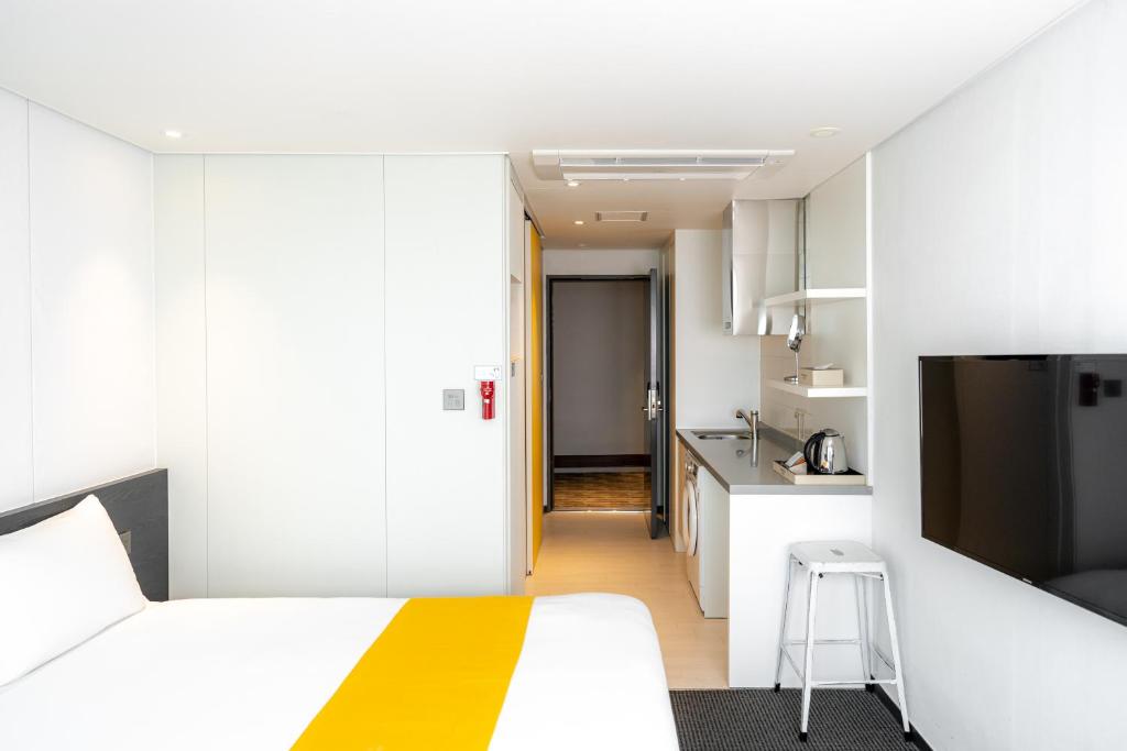 Kuchyň nebo kuchyňský kout v ubytování Seogwipo Hills Hotel