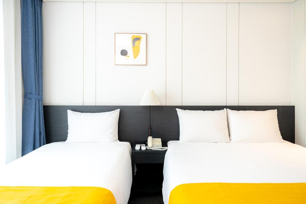 Postel nebo postele na pokoji v ubytování Seogwipo Hills Hotel