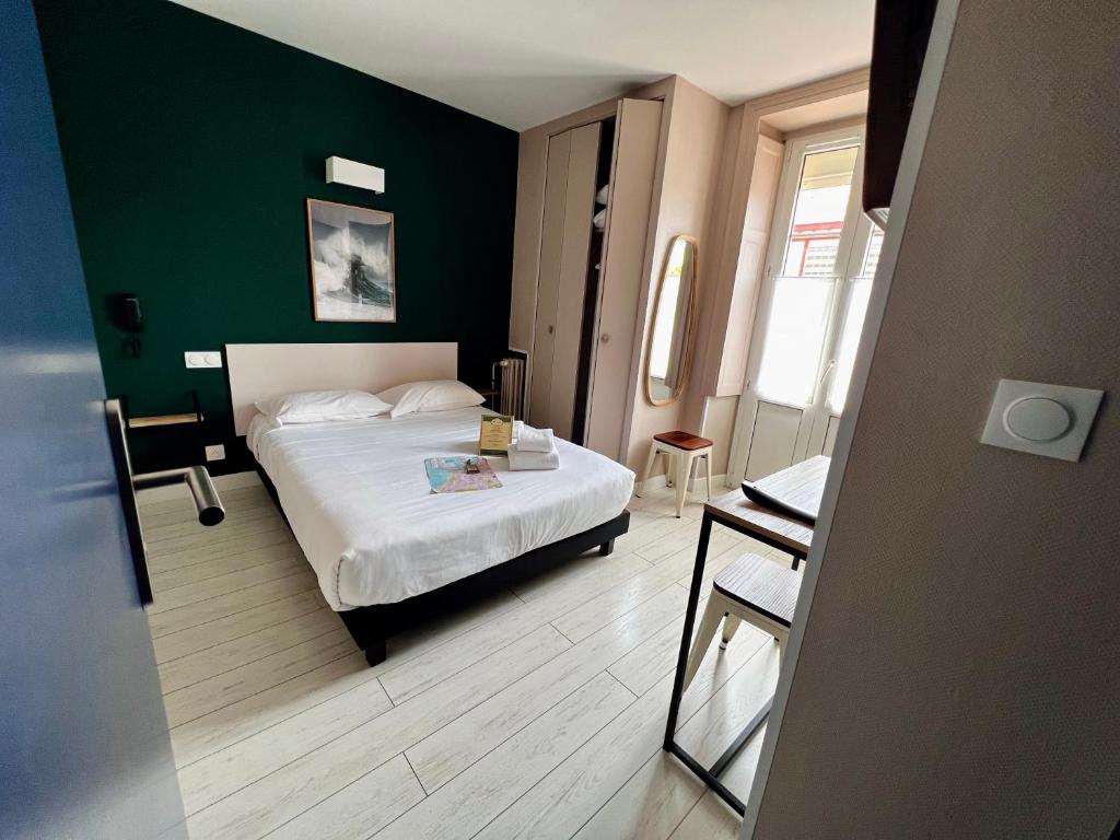 Postel nebo postele na pokoji v ubytování Hôtel Saint James