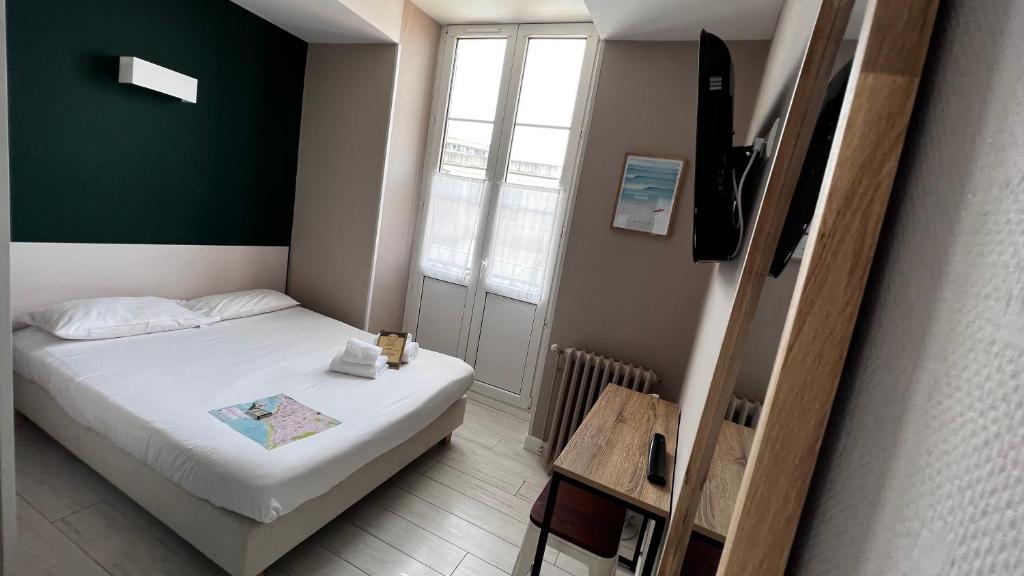 Postel nebo postele na pokoji v ubytování Hôtel Saint James