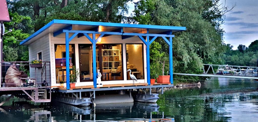 ein Haus auf einem Boot auf einem Wasserkörper in der Unterkunft Hausboat "Život na vode" in Bratislava