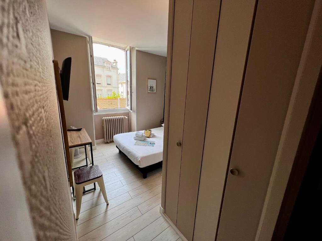 Postel nebo postele na pokoji v ubytování Hôtel Saint James