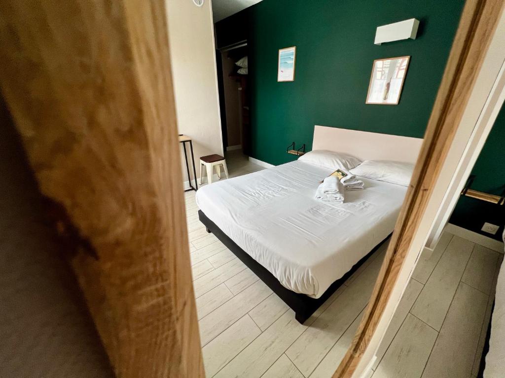 Postel nebo postele na pokoji v ubytování Hôtel Saint James