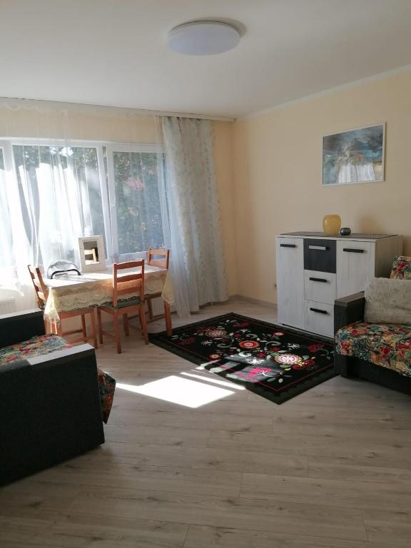 uma sala de estar com uma mesa e uma sala de jantar em One bedroom apartment em Jūrmala
