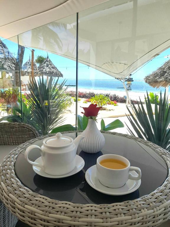 Příslušenství pro přípravu čaje a kávy v ubytování Alladin Boutique Beach Hotel and SPA Zanzibar