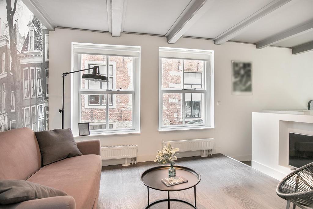 een woonkamer met een bank en een open haard bij Apartment Eewal 68 in Leeuwarden