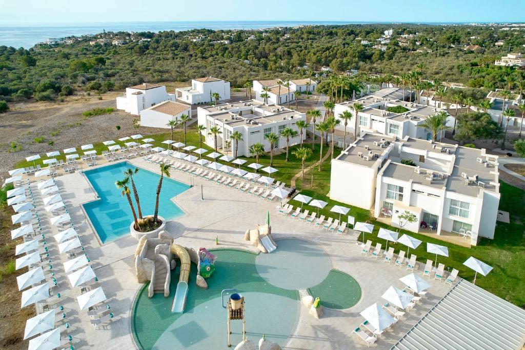 een luchtzicht op een resort met een zwembad bij Iberostar Cala Domingos All Inclusive in Calas de Mallorca