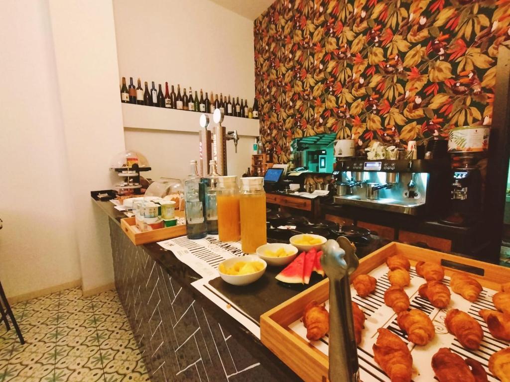 una cocina con buffet de comida y bebida en Alevia, en Salamanca