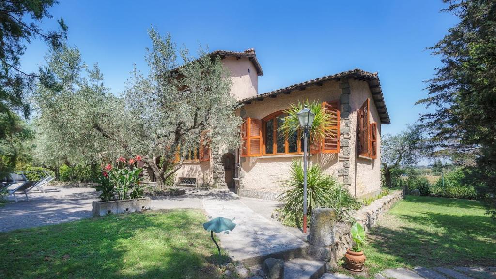 dom z dużym oknem na dziedzińcu w obiekcie Villa Sylva 6&2, Emma Villas w mieście Frattocchie