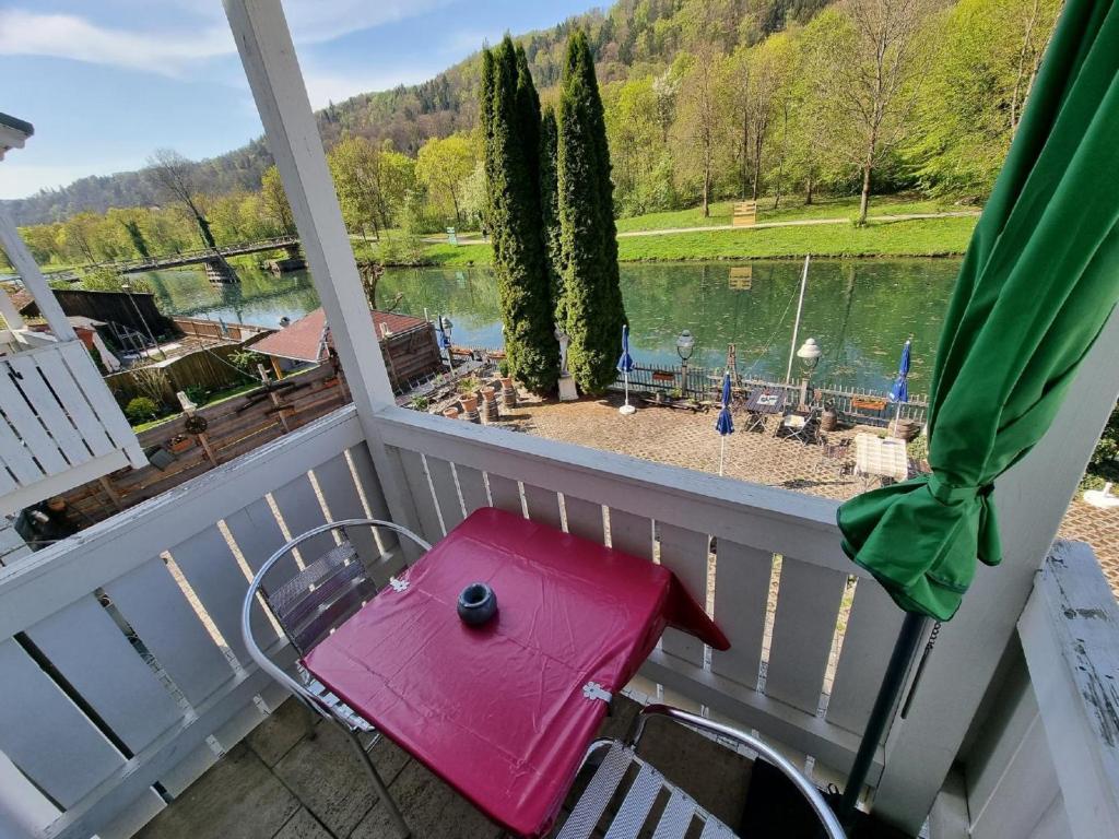 Cafe Altmühl, Ferienwohnungen Gästehaus Krimhilde direkt am Wasser - Appartamento Con Una Camera Da Letto