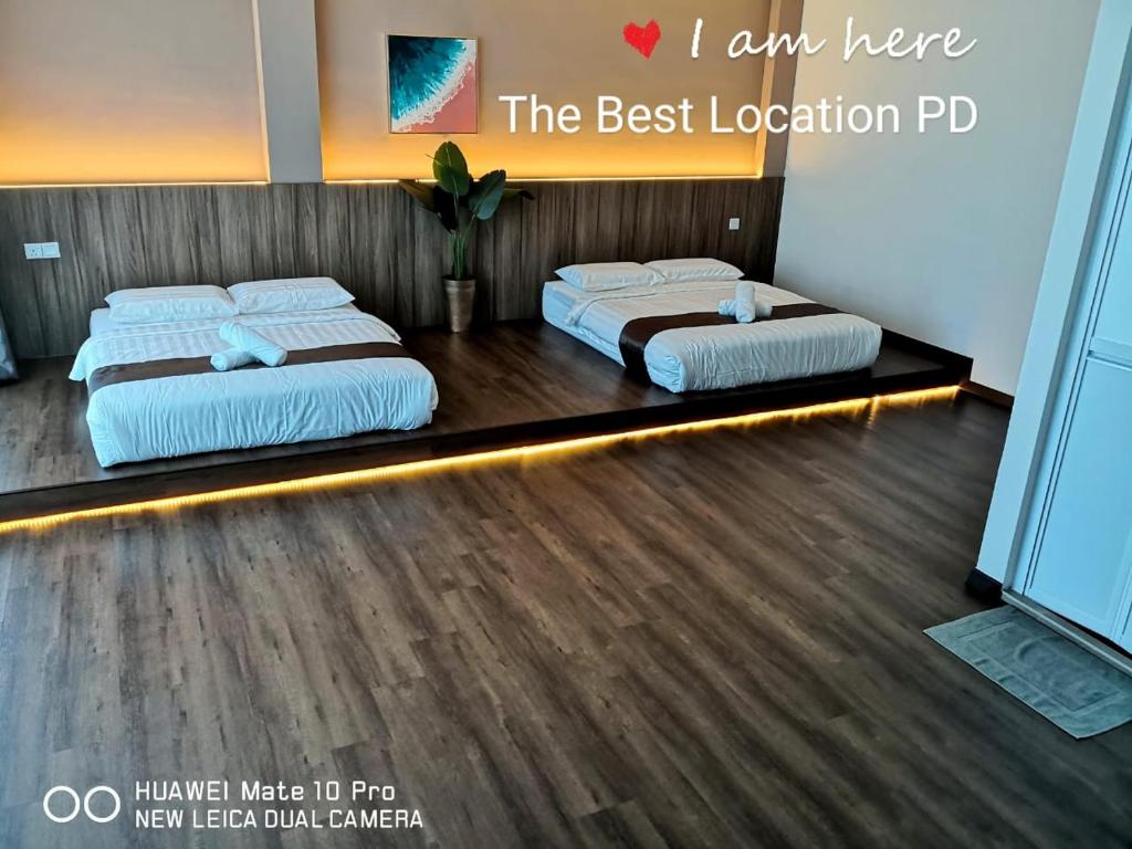 2 Betten befinden sich in einem Zimmer mit ainylinylinylinylinylinylinyl. in der Unterkunft THE BEST LOCATION in Port Dickson