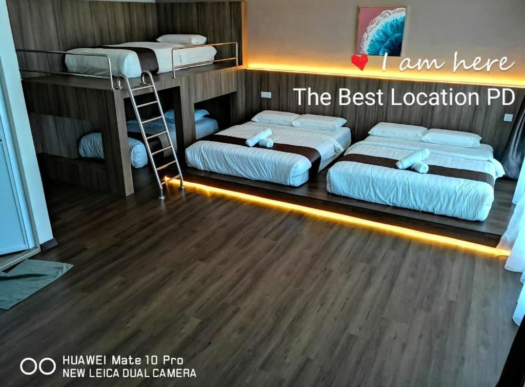 波德申THE BEST LOCATION的带梯子的客房内的两张双层床