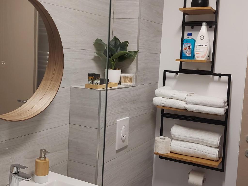 bagno con lavandino, specchio e asciugamani di DiaCos a Mamaia Nord - Năvodari