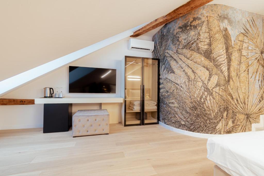 TV a/nebo společenská místnost v ubytování Trecento Boutique Rooms