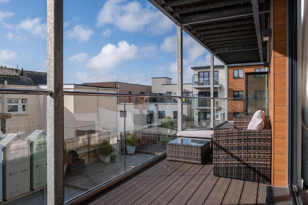 un balcón con vista a un edificio en 6 Challacombe - Luxury Apartment at Byron Woolacombe, only 4 minute walk to Woolacombe Beach!, en Woolacombe