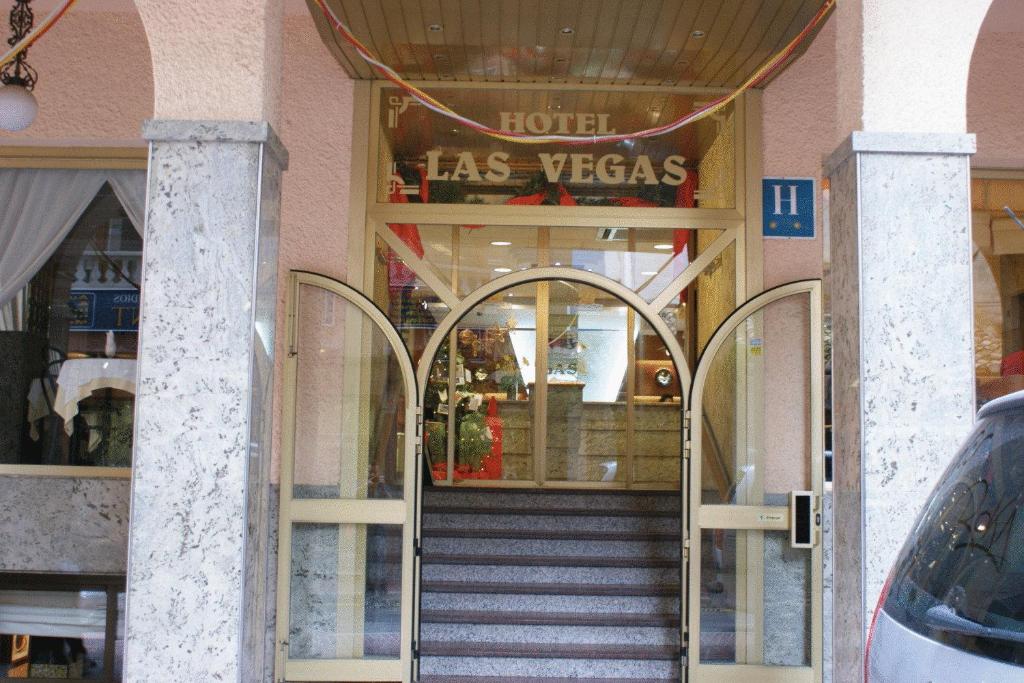una tienda frente con la puerta abierta con un cartel en ella en Hotel Las Vegas, en Benidorm