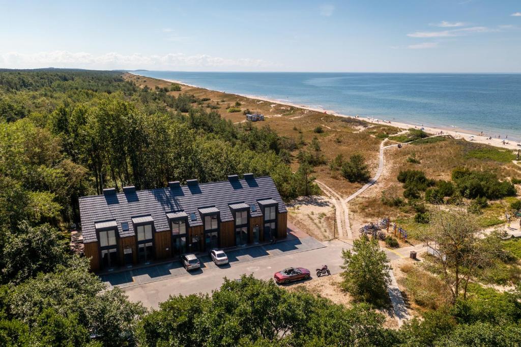 uma vista aérea de um edifício ao lado da praia em Apartamentai ant jūros kranto Preiloje em Preila