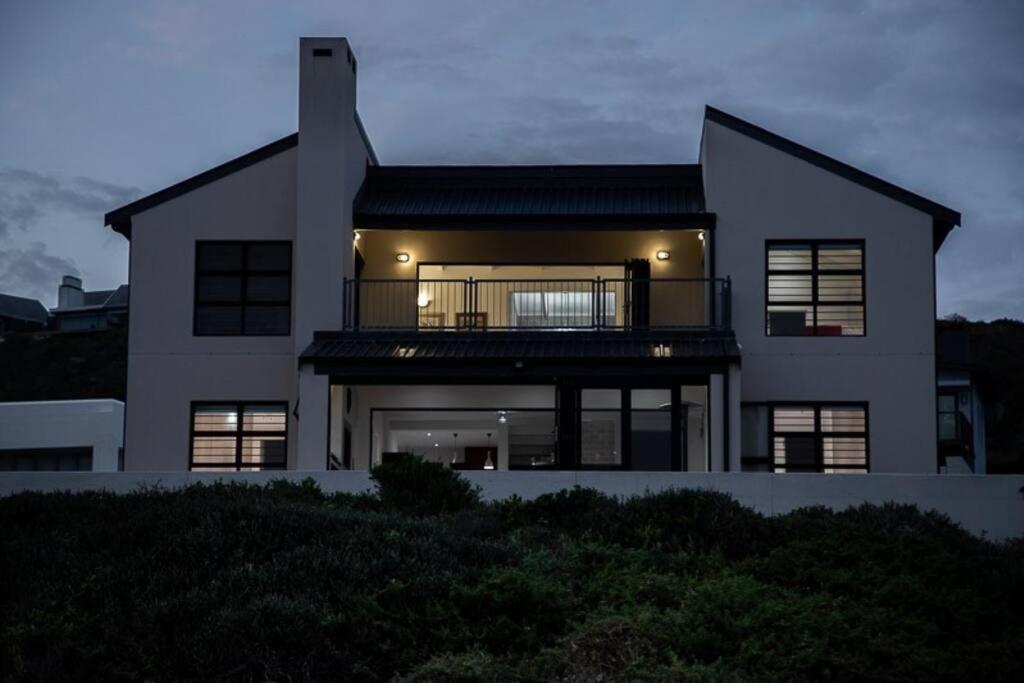 Casa blanca grande con balcón por la noche en Pearl Haven, beach house with magnificent views!, en Yzerfontein