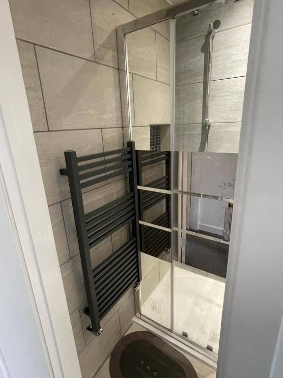ルートンにあるANGIE HOMEのバスルーム(シャワー、洗面台、鏡付)