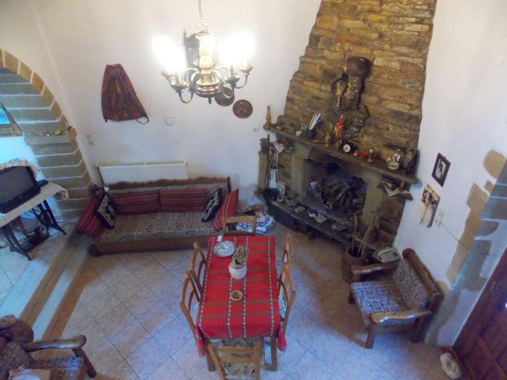vistas panorámicas a una sala de estar con mesa y sillas en Traditional Luxury Villa in Fres, en Frés