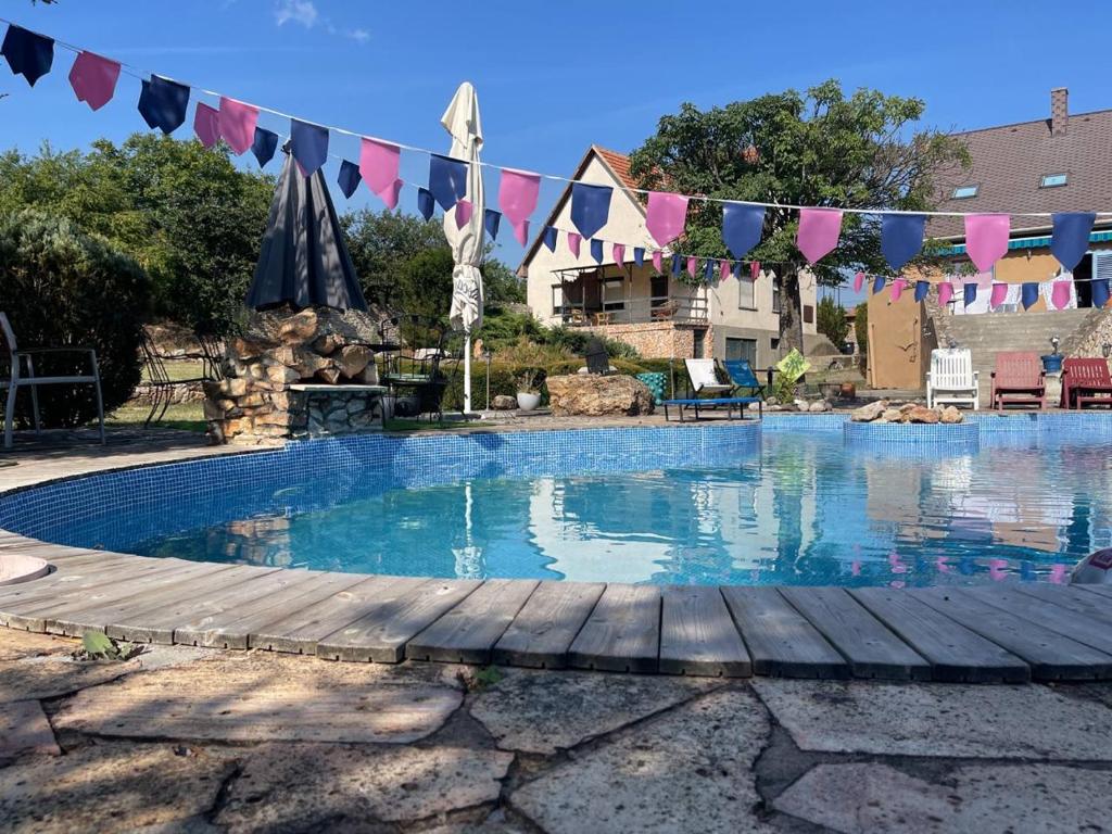 Swimming pool sa o malapit sa LakePark Garden Villa