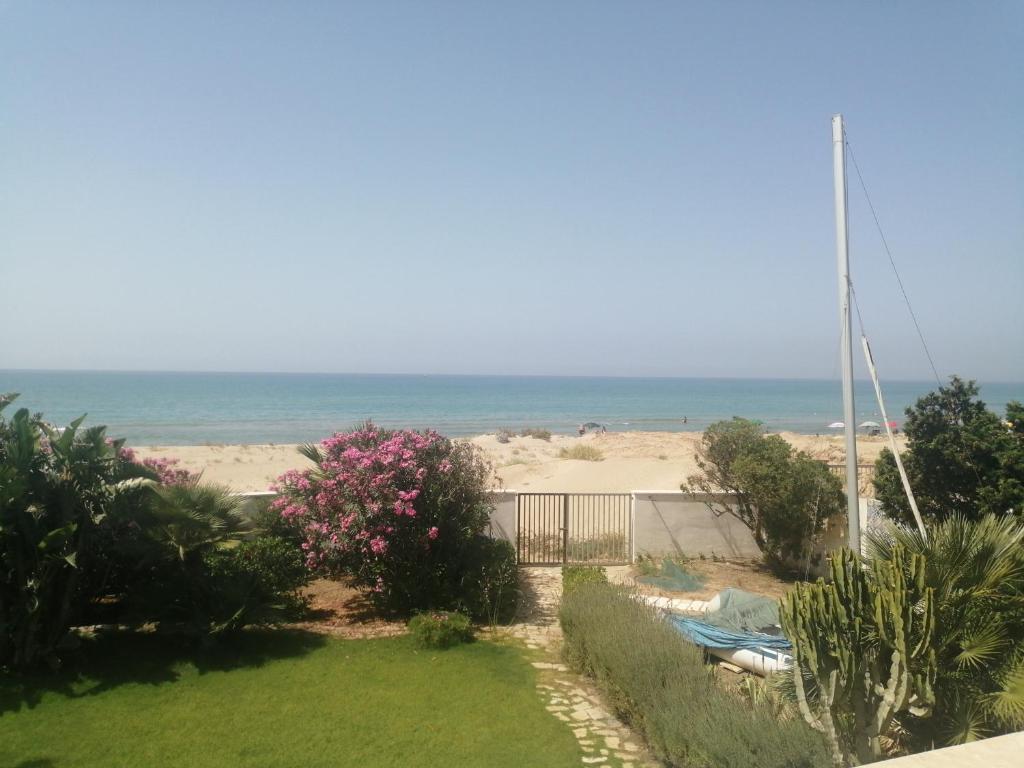 a view of the beach from the balcony of a house at Scrusciu do Mari in Butera