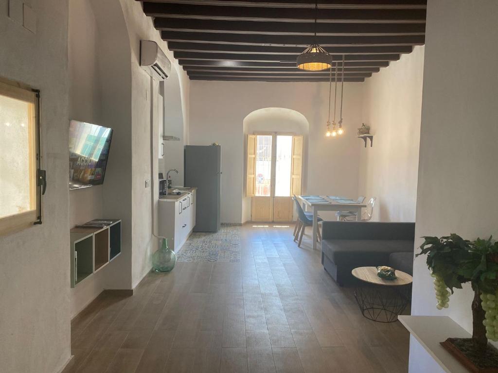 a living room with a couch and a table at LA VENDIMIA in Jerez de la Frontera