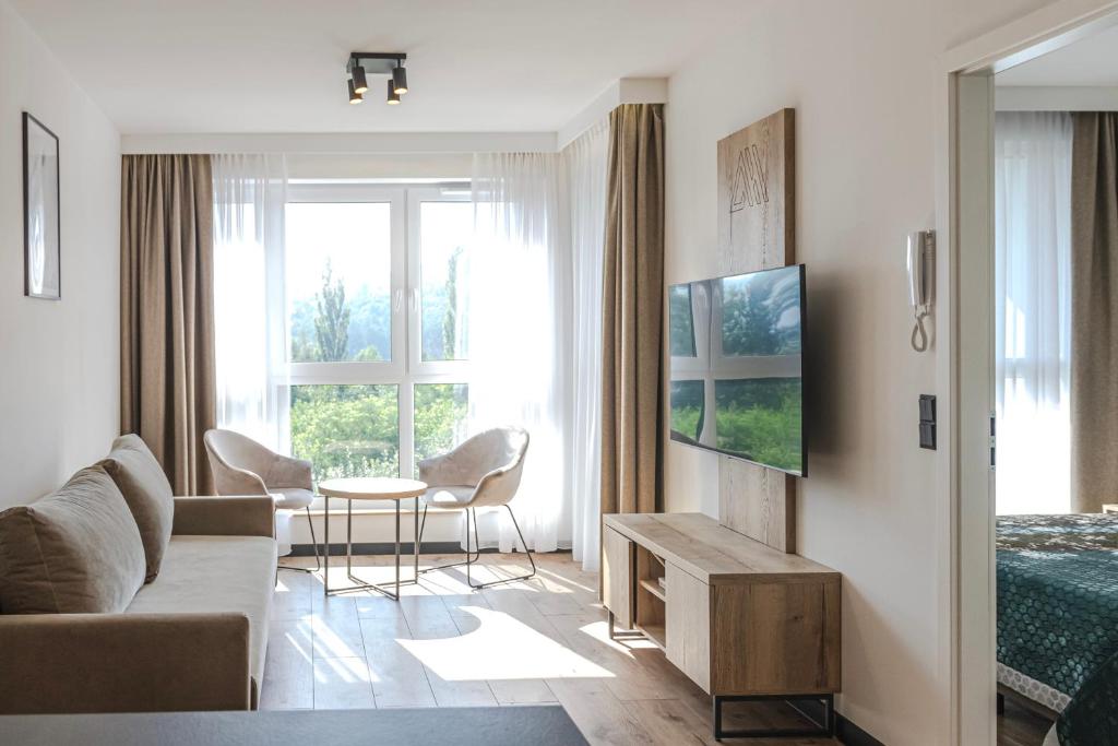 sala de estar con sofá y mesa en Apartament pod Szyndzielnią Enduro&Ski, en Bielsko-Biala