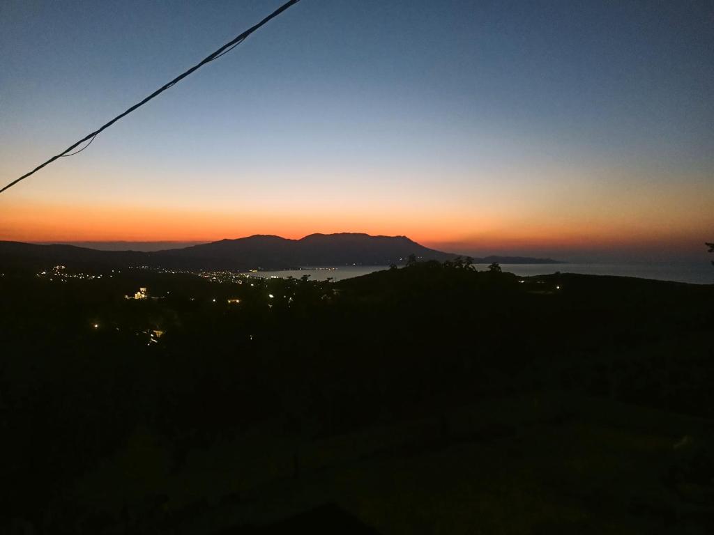 una puesta de sol desde la cima de una montaña en Amazing View, en Kissamos