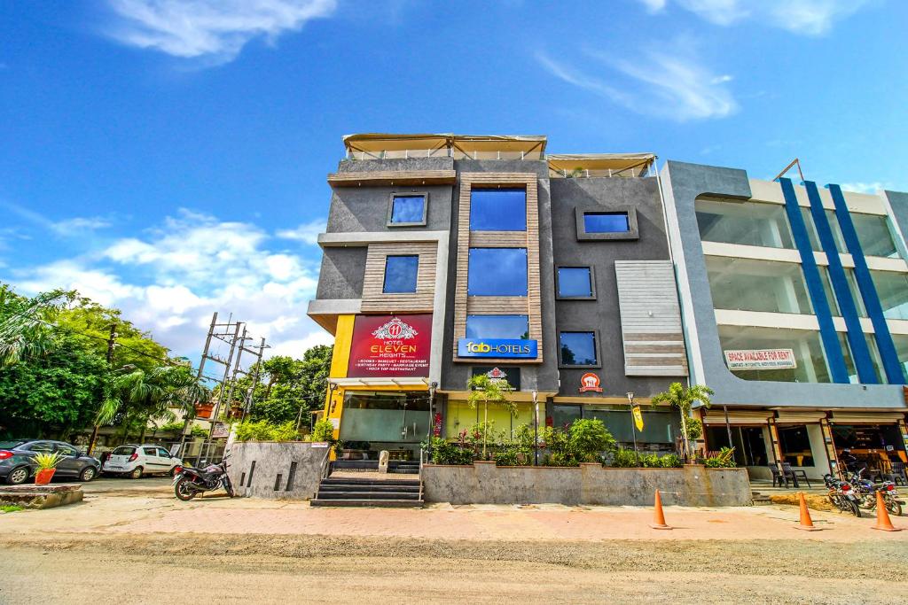 FabHotel Eleven Heights في بوبال: مبنى طويل أمام موقف للسيارات
