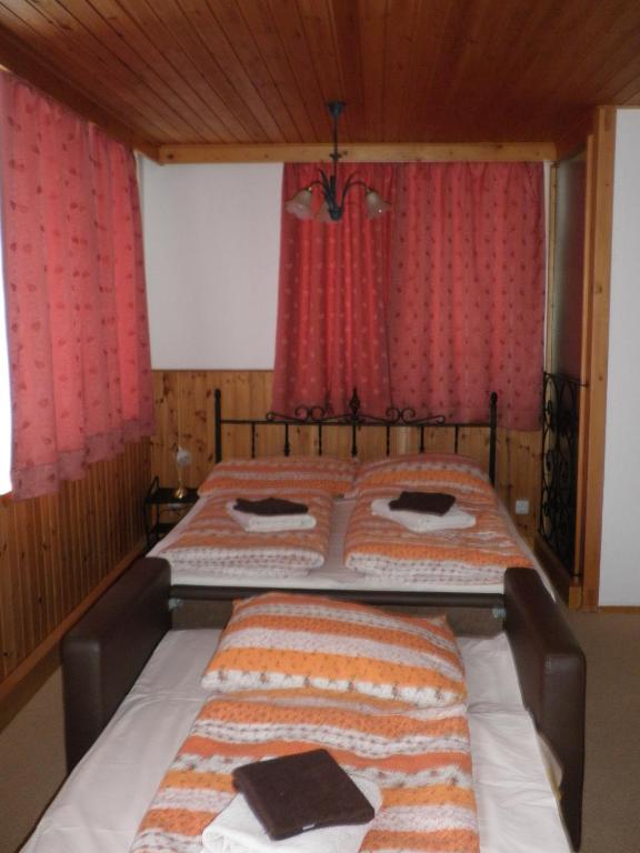Letto o letti in una camera di Alpenpension