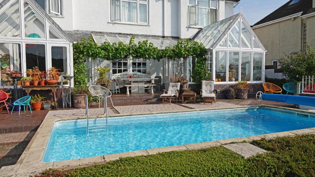 ダートマスにあるLauriston Houseの家の前のプール