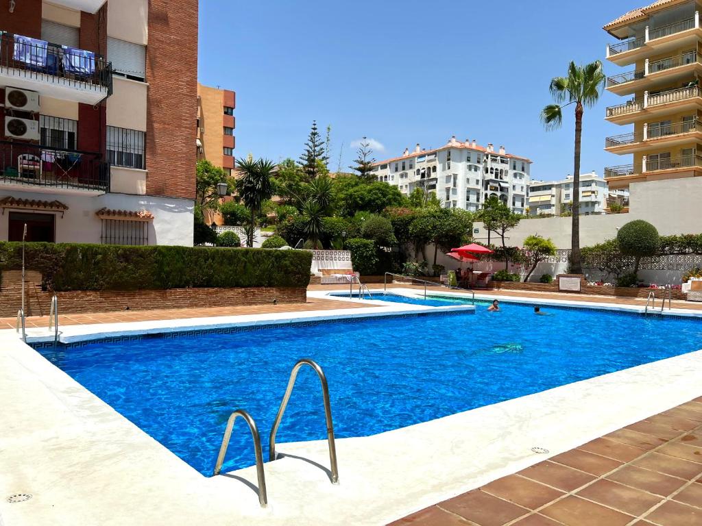 a swimming pool in the middle of a building at Apartamento Isidoro in Fuengirola