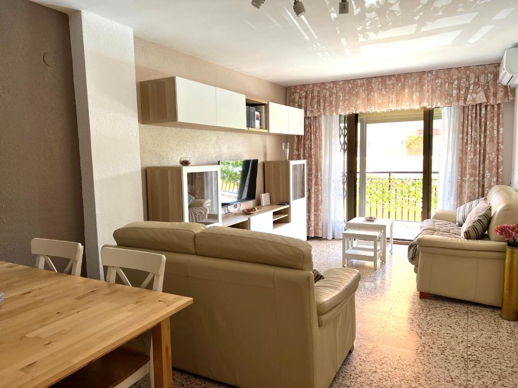 豐希羅拉的住宿－Apartamento Isidoro，客厅配有沙发和桌子