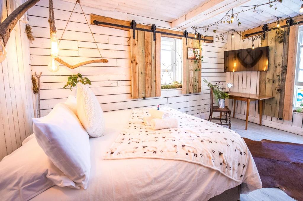 een slaapkamer met een groot bed in een kamer bij James' Place @ Pontmorlais in Merthyr Tydfil